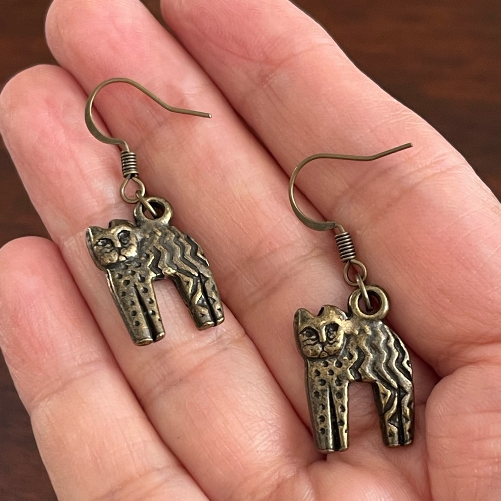 Bronze etched cat drop earrings Artisan-made - Picture 2 of 4
